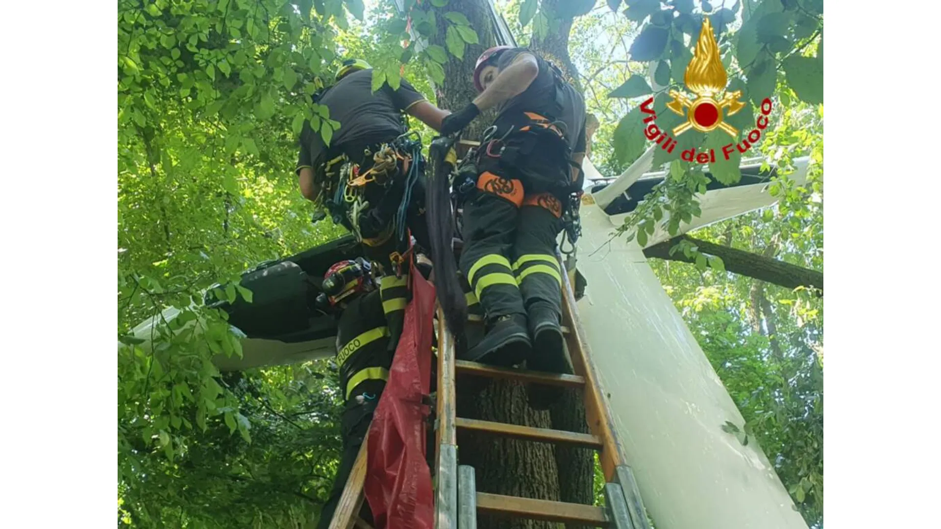Motorový kluzák skončil při vzletu v Itálii na stromech