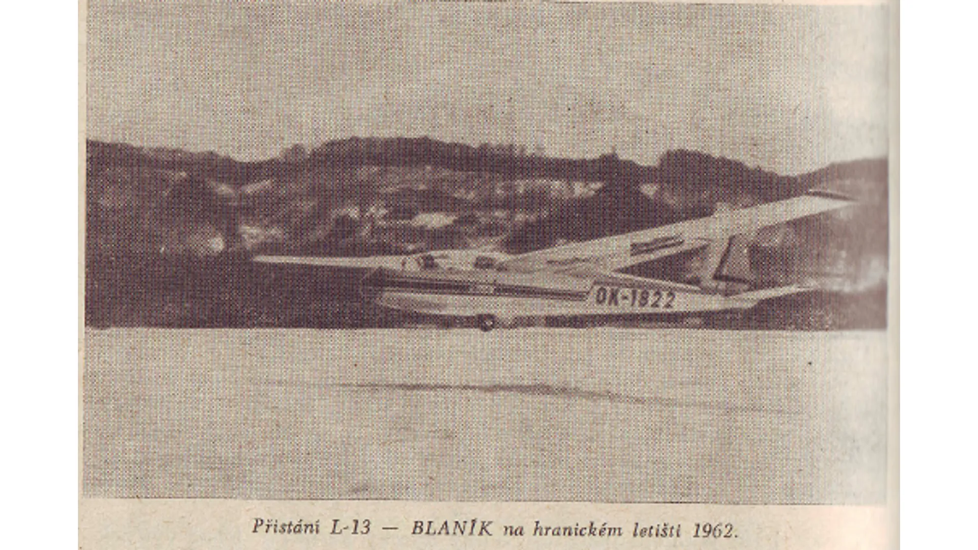 Přistání kluzáku L-13 Blaník na hranickém letišti, 1962