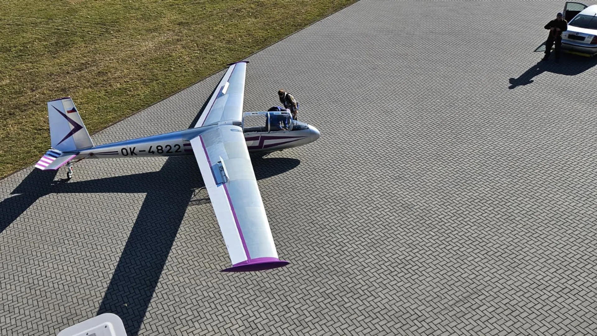 L-13 Blaník OK-4822 — fialovo-bílý kluzák klubu na ploše LKHN
