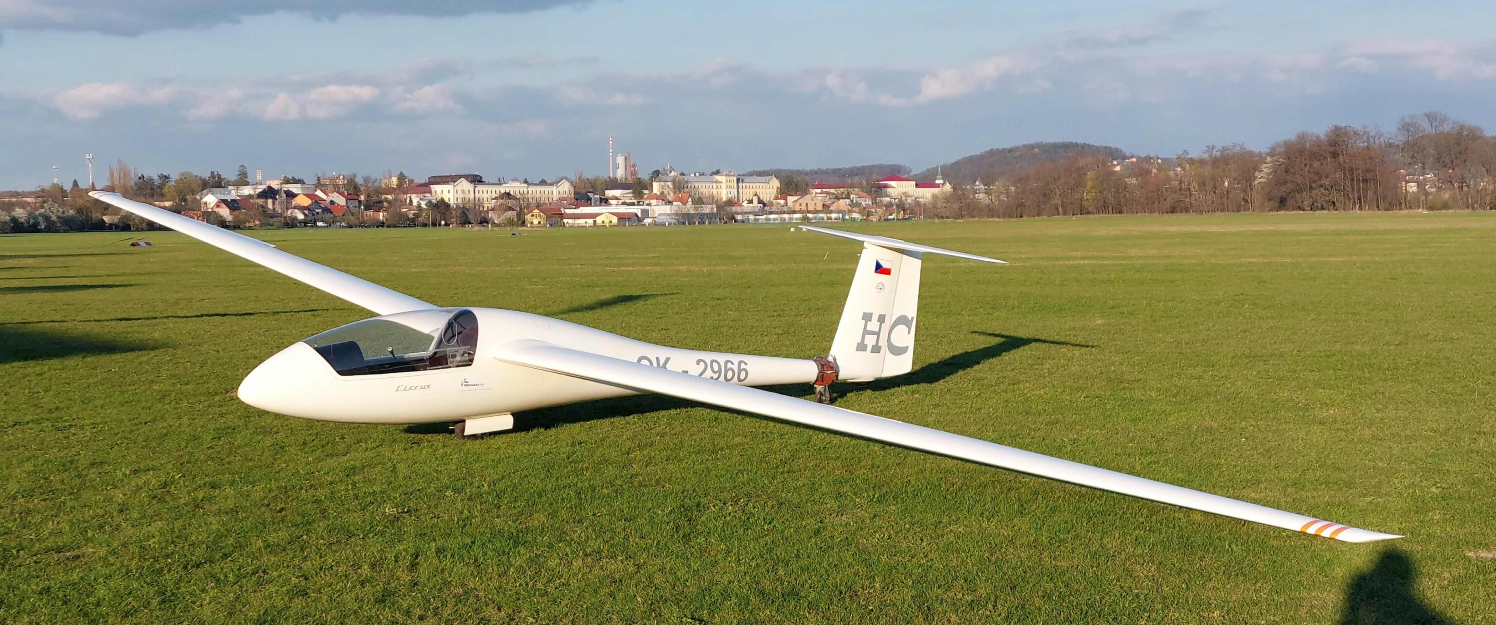 Standard Cirrus OK-7887 na ploše LKHN s panoramou Hranic v pozadí